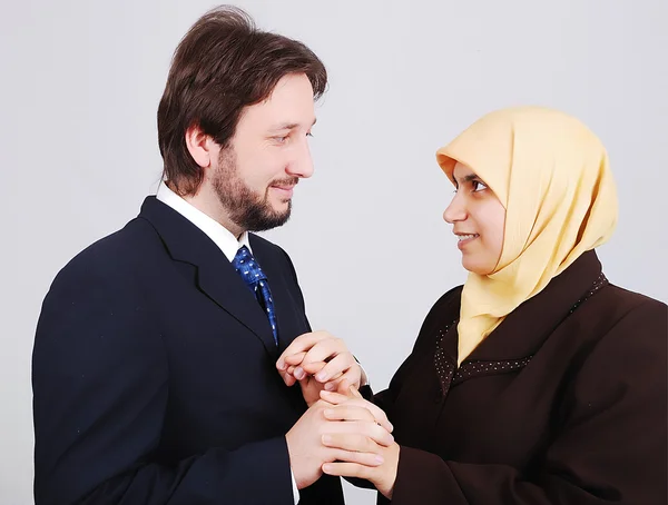Unga muslimska paret tittar på varandra — Stockfoto