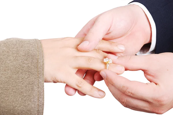Jovem branco masculino colocando um anel no dedo da mulher — Fotografia de Stock