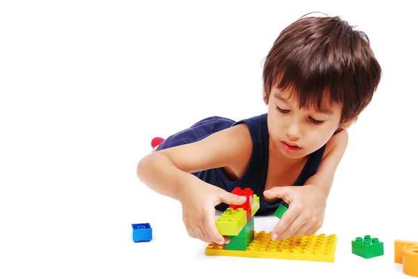 Junge spielt und lernt in isoliertem Hintergrund — Stockfoto