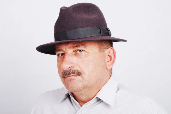 Senior man met snor en hoed op hoofd — Stockfoto