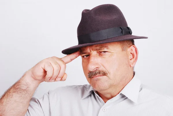 Ανώτερος άνθρωπος με μουστάκι και το καπέλο στο κεφάλι — Φωτογραφία Αρχείου