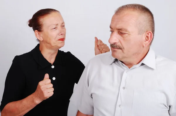 Senior koppel situatie in witte geïsoleerde achtergrond — Stockfoto