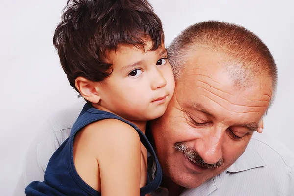 Dziadek trzyma jego piękny chłopiec na białym tle — Zdjęcie stockowe