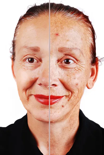 Mujer mayor con cara de piel vieja y retocada otra mitad — Foto de Stock