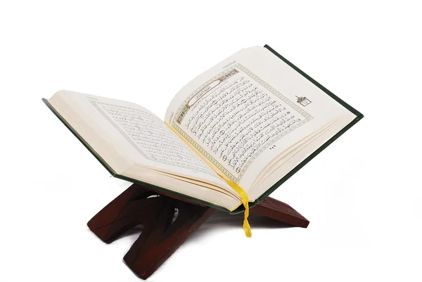 Heiliges islamisches Buch Koran geöffnet und isoliert — Stockfoto