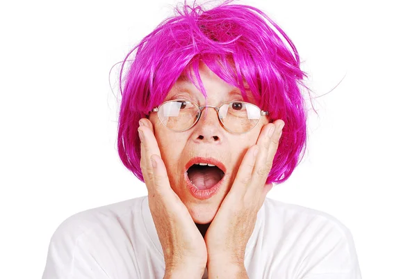Femme âgée aux cheveux roses et geste facial — Photo
