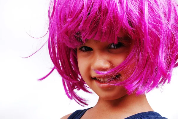 Pequeno garoto bonito com cabelo rosa e gesto facial — Fotografia de Stock