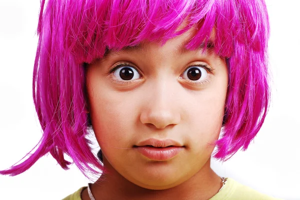 Adorable chica con el pelo rosa y gesto facial —  Fotos de Stock