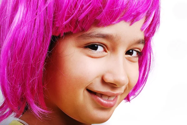 Adorable fille aux cheveux roses et geste facial — Photo
