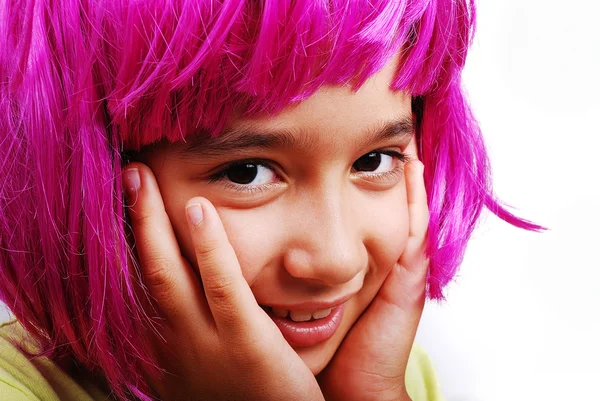 愛らしい女の子ピンク髪と顔のジェスチャー — ストック写真