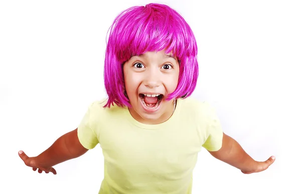 Adorable chica con el pelo rosa y gesto facial —  Fotos de Stock