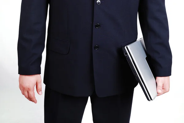 En attraktiv ung man i kostym med laptop — Stockfoto