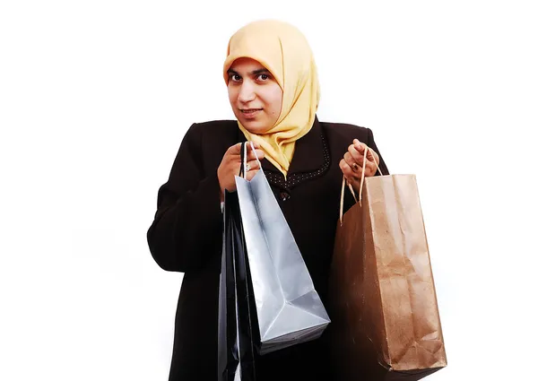 Ung muslimsk kvinna i traditionella kläder med väskor — Stockfoto