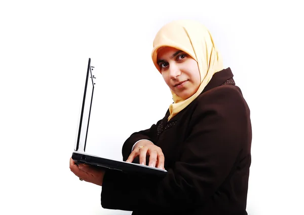 Junge Muslimin in traditioneller Kleidung mit Laptop — Stockfoto