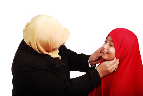 Молодая мусульманка в традиционной одежде с маленькой милой девочкой — стоковое фото