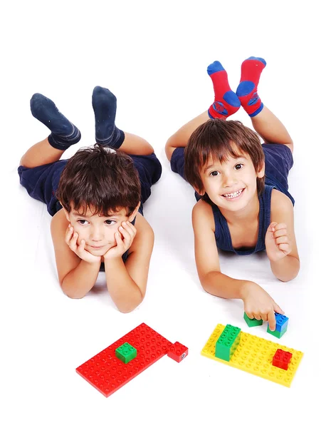 Crianças brincando com cubos em espaço isolado branco — Fotografia de Stock