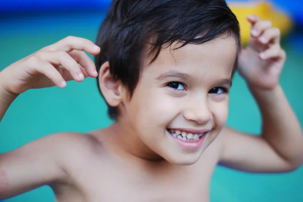 Ένα χαριτωμένο παιδί μπροστά από το πράσινο των υδάτων — Φωτογραφία Αρχείου