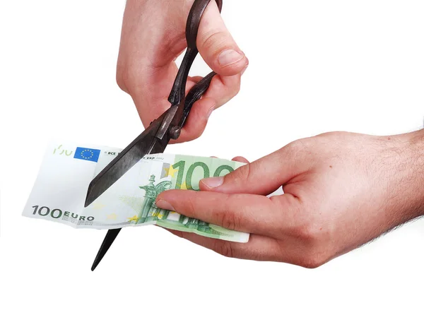 Mãos masculinas está cortando dinheiro — Fotografia de Stock