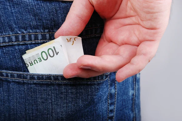 Para birimi, erkeğin elinde 100 euro — Stok fotoğraf