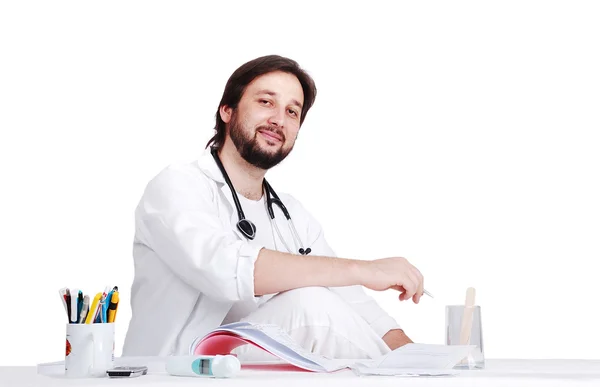 Junger männlicher Arzt in seinem Büro — Stockfoto