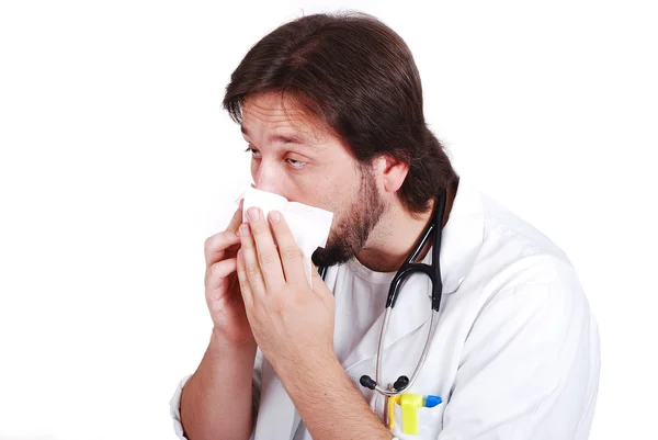 Молодой врач получил муху и чистить нос с помощью ткани — стоковое фото