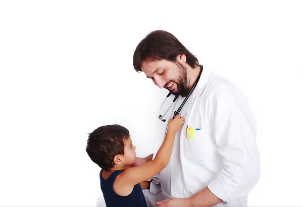 Νέος γιατρός αρσενικά που δείχνουν τα εργαλεία του σε μικρό χαριτωμένο παιδί — Φωτογραφία Αρχείου