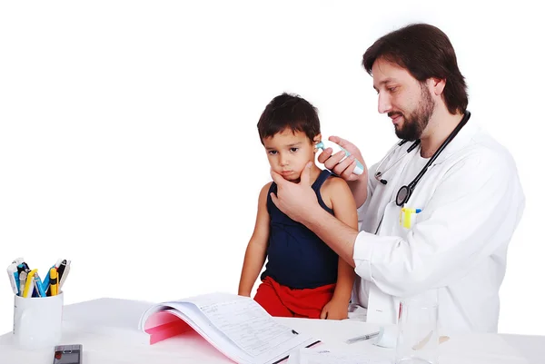 Νεαρό αρσενικό γιατρό σε λευκό έχει κάποιες ιατρικές δραστηριότητες — Φωτογραφία Αρχείου
