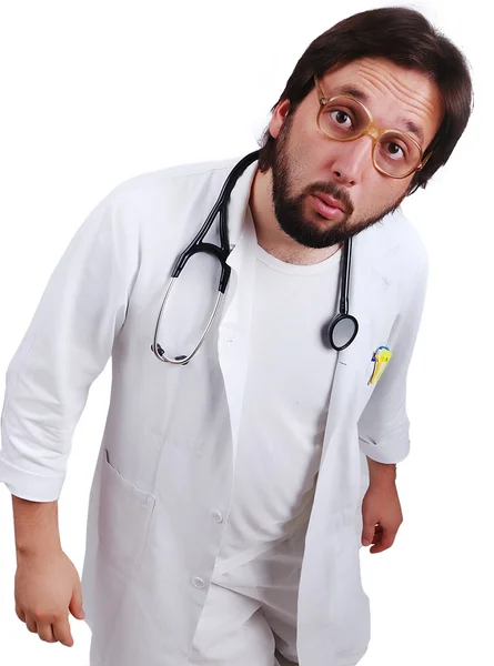Joven médico masculino en blanco de pie de cerca con la cara sorprendida divertida —  Fotos de Stock