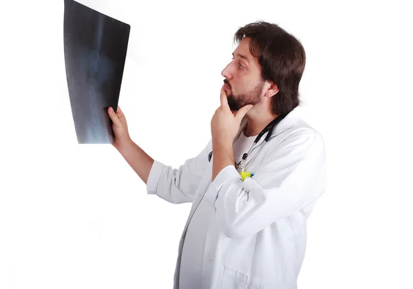Jovem médico masculino está olhando na imagem de varredura — Fotografia de Stock