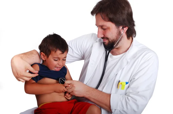 Fiatal férfi orvos nehézségekkel küzdő kis gyermek gondozása — Stock Fotó