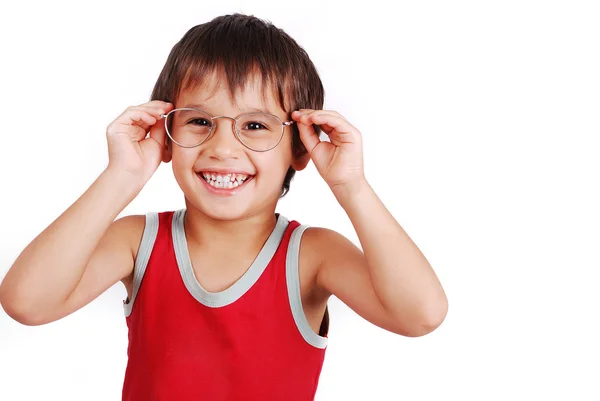En liten söt pojke med glasögon — Stockfoto