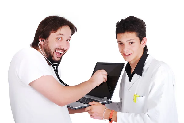Dois médicos engraçados do sexo masculino com laptop nas mãos — Fotografia de Stock