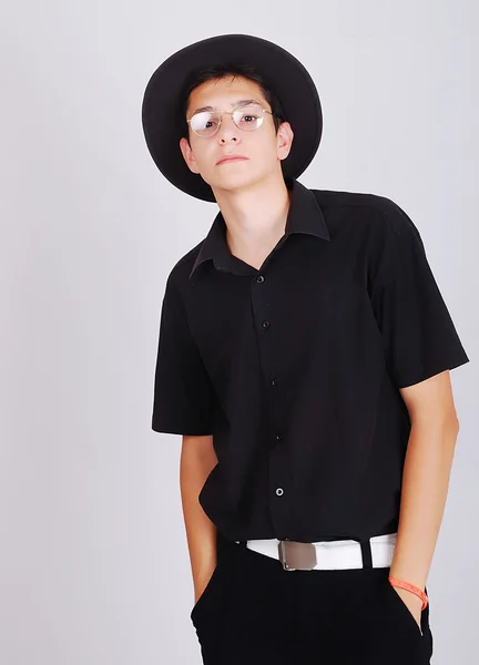 Jovem modelo masculino atraente isolado em branco — Fotografia de Stock