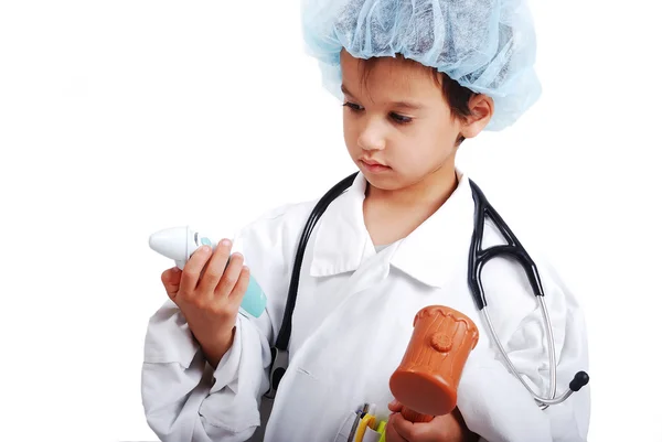 Doktor kıyafetleri içinde küçük bir tatlı çocuk — Stok fotoğraf