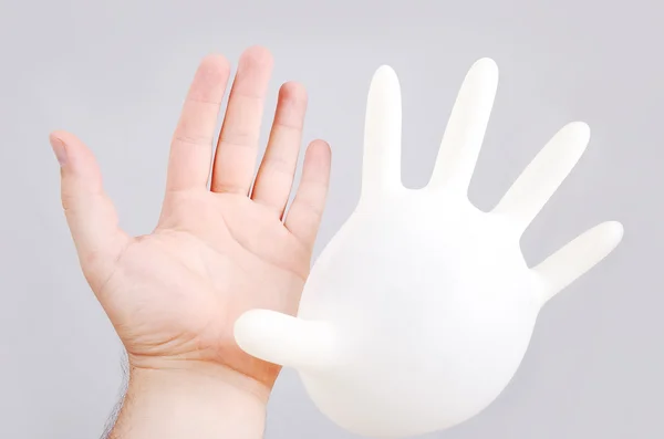 Jonge mannelijke en handschoen ballon hand — Stockfoto