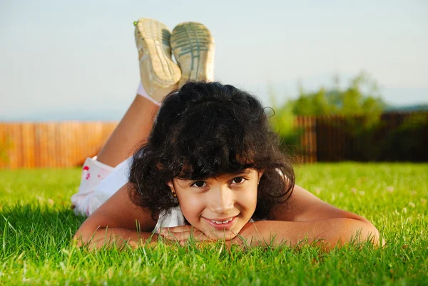 Schöner grüner Platz und Aktivitäten für Kinder — Stockfoto
