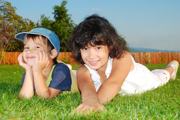 Schöner grüner Platz und Aktivitäten für Kinder — Stockfoto