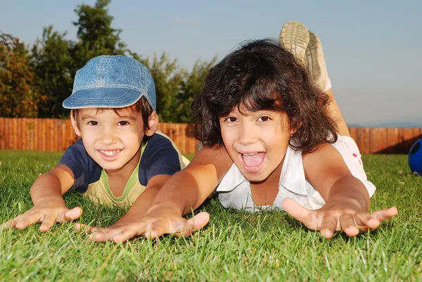 Bellissimo posto verde e attività per bambini — Foto Stock