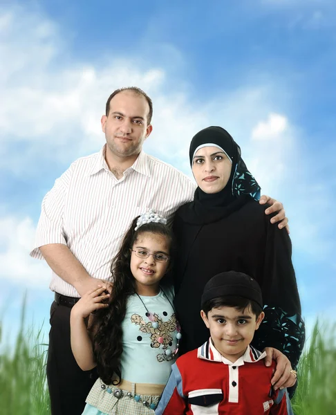 Арабская мусульманская семья из четырех человек на открытом воздухе — стоковое фото