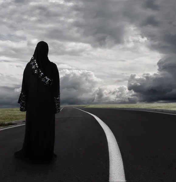 Мусульманская женщина, идущая одна в поисках правильного пути, концептуального образа — стоковое фото