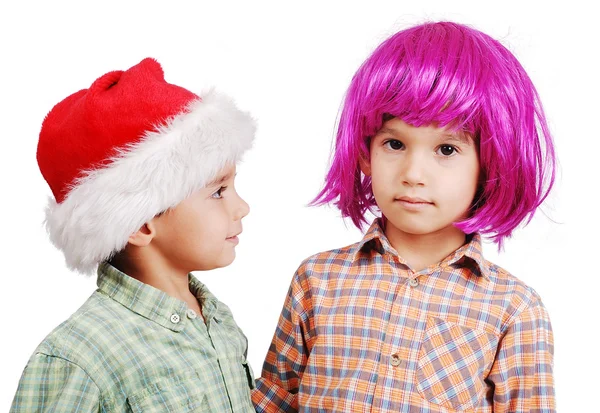 Grappige schattige jongen met roze periwig op hoofd en santa jongen — Stockfoto