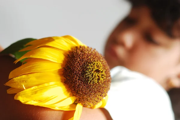 Melancholy on scene, cute girl with dry sunflower — Stock Photo, Image