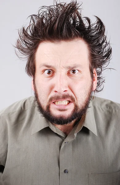 Молодой мужчина-модель со смешными волосами с выражением лица — стоковое фото