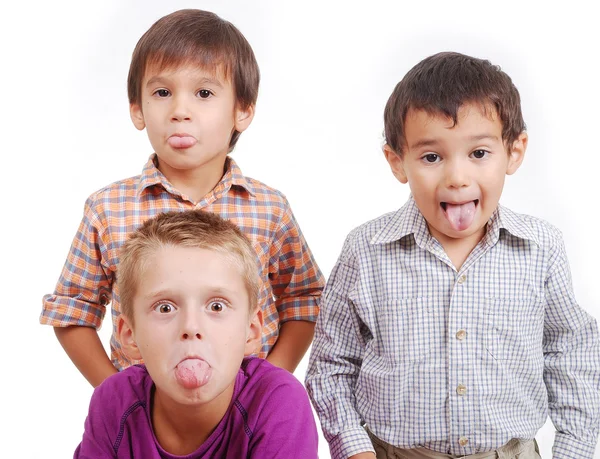 Pequeño grupo de niños, lengua fuera, aislado —  Fotos de Stock