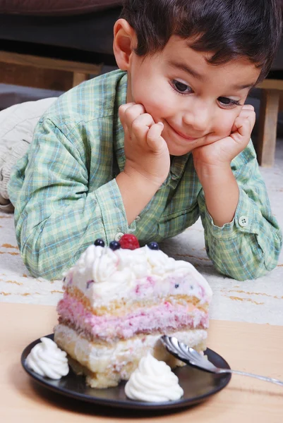 Sehr nettes Kind über bunte Kuchen essen, isoliert — Stockfoto