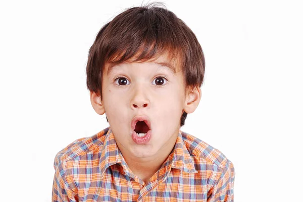 Netter lustiger Junge mit überraschtem Gesicht — Stockfoto