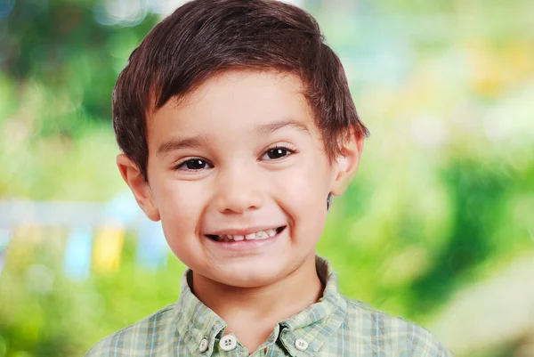 Happy kid op groen veld — Stockfoto