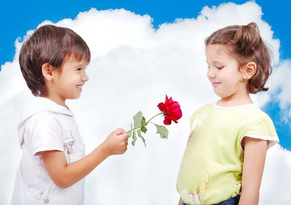 Πολύ χαριτωμένο σκηνή των δύο μικρών παιδιών με τριαντάφυλλο — Φωτογραφία Αρχείου