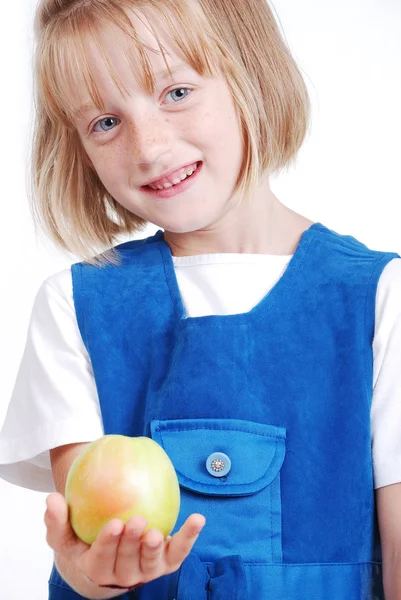 分離された 1 つの非常にかわいい女の子食用リンゴ — ストック写真