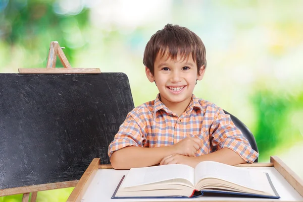 Onderwijsactiviteiten aan de voorkant van kleine bord, buiten — Stockfoto